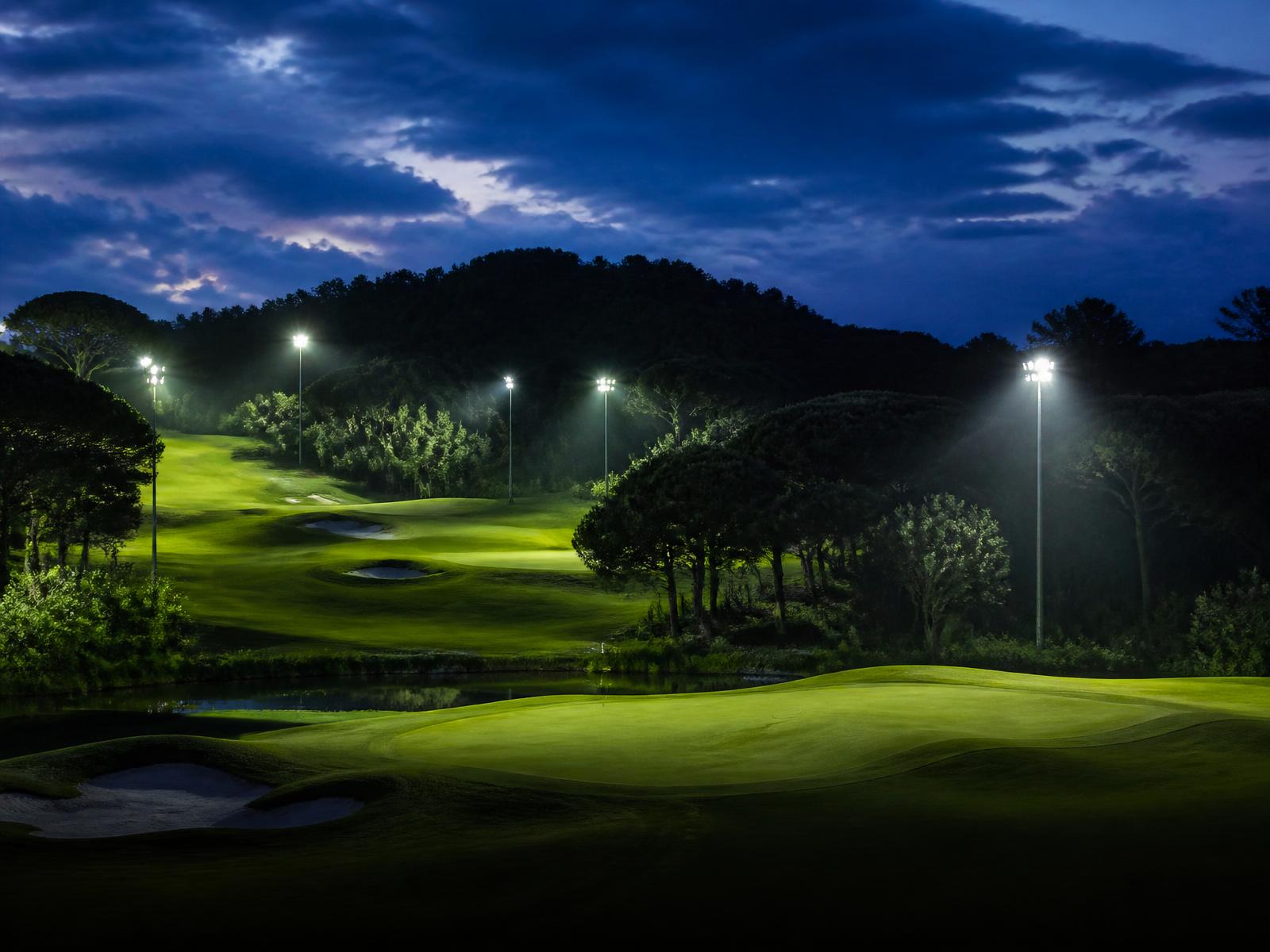 Campo de golfe iluminado ao anoitecer